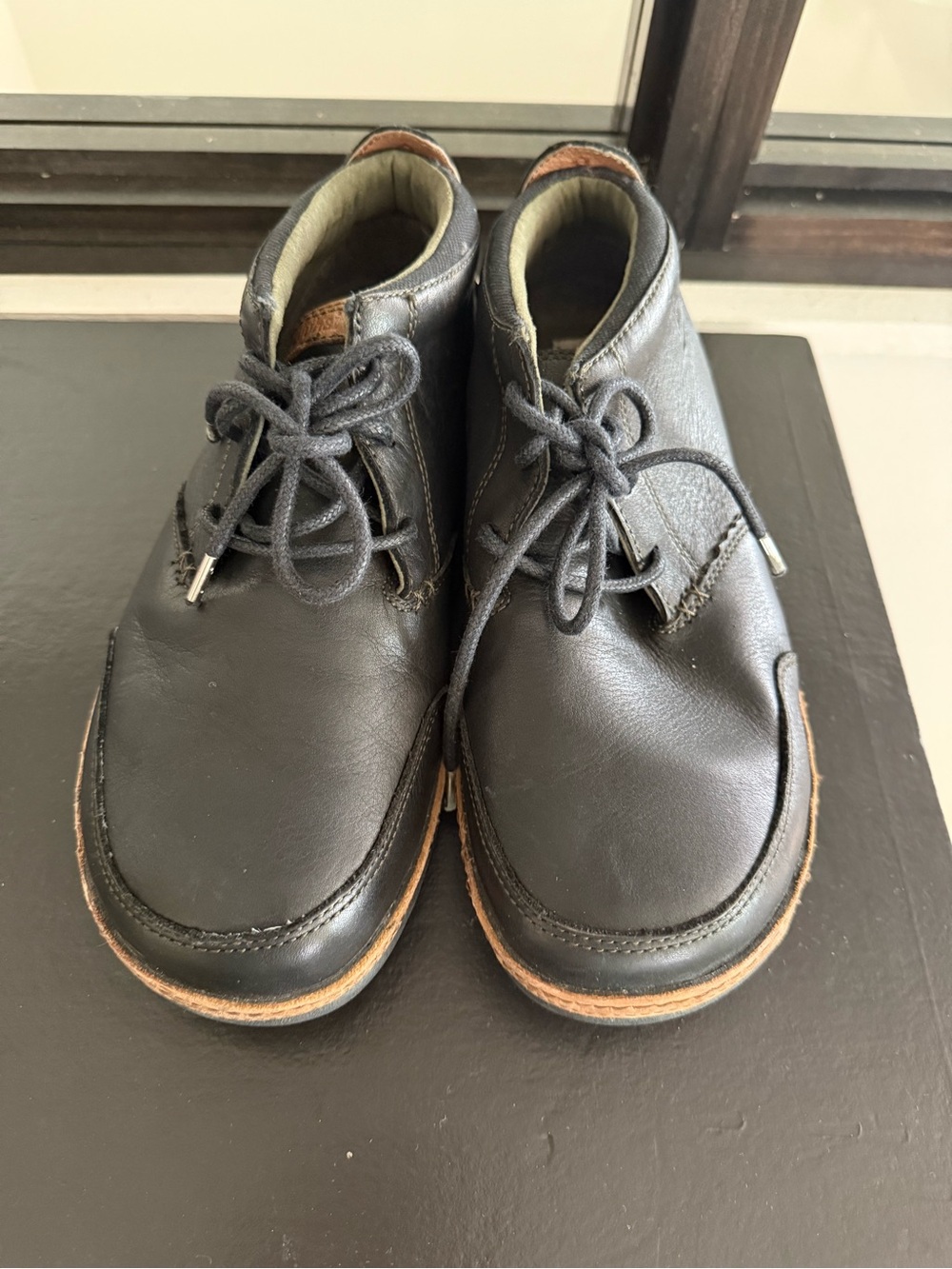 Olukai kamuela black leather chukka boots size